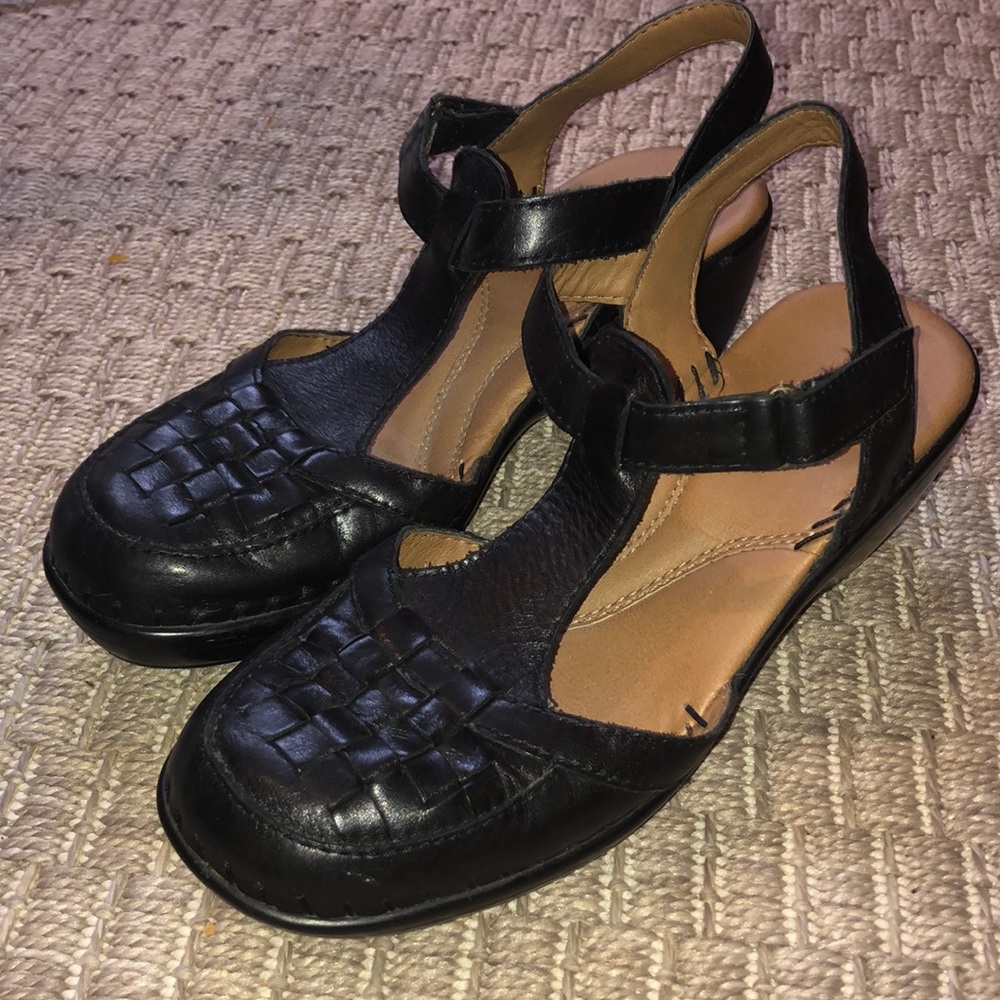 Easy Spirit closed toe Sandals